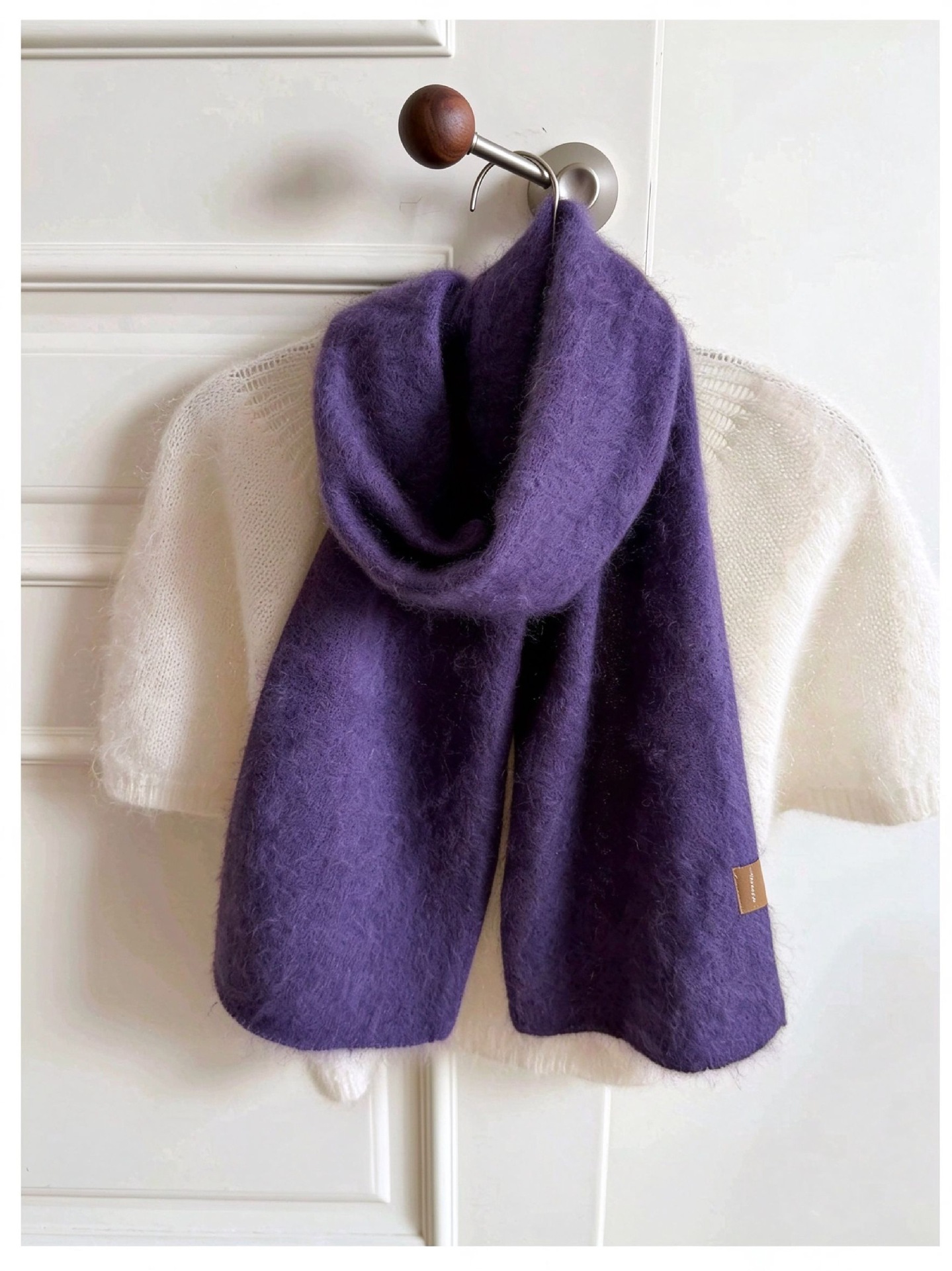 Cashmere Scarf - 89,2% wełna, 5,8% jedwab, 5% kaszmir.